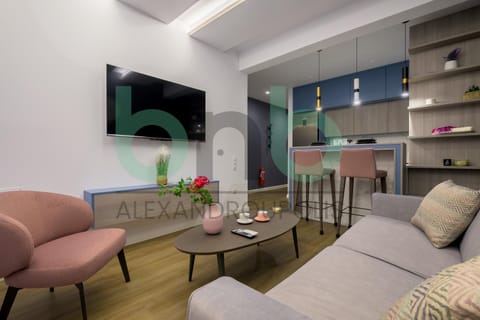 TV and multimedia, Kitchen or kitchenette, Living room, Photo of the whole room, Seating area, internet