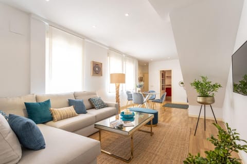 TV and multimedia, Living room, Photo of the whole room, Seating area, Dining area