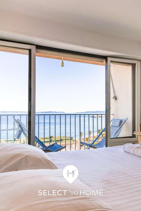 Bed, View (from property/room), Balcony/Terrace, Bedroom, Sea view