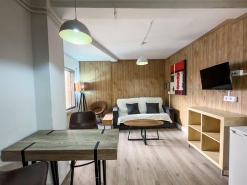 Communal lounge/ TV room, TV and multimedia, Living room, Seating area, Dining area