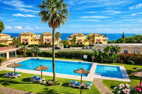 Property building, View (from property/room), Garden view, Pool view, Sea view, Swimming pool, sunbed