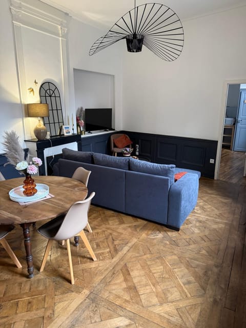 Grand F2, quartier historique de Moulins, 5 pers Apartment in Bourgogne-Franche-Comté