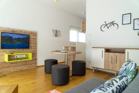 TV and multimedia, Living room, Seating area, Dining area, Evening entertainment