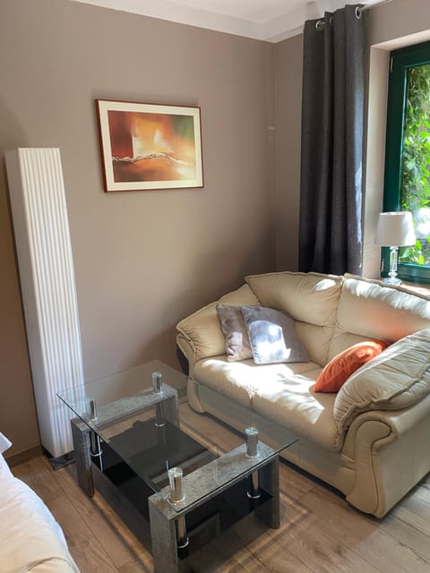Photo of the whole room, Seating area