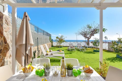Day, Garden, Seating area, Dining area, Garden view, sunbed