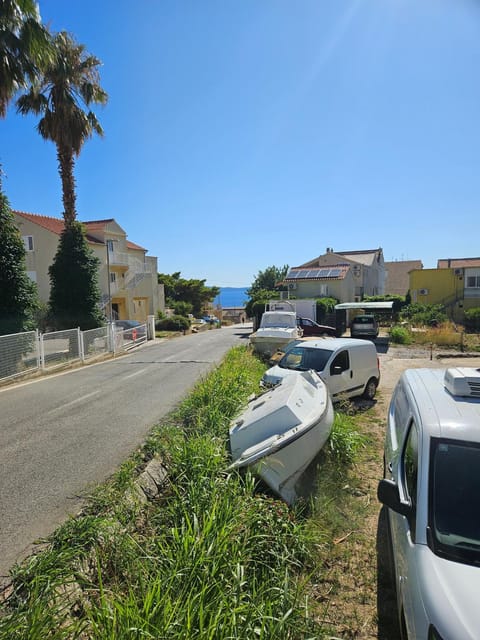 Neighbourhood, Street view, Parking
