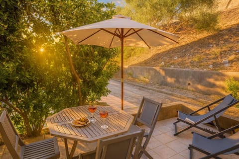 Patio, Spring, Day, Natural landscape, Garden, Dining area, Garden view