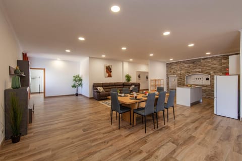 Kitchen or kitchenette, Living room, Seating area