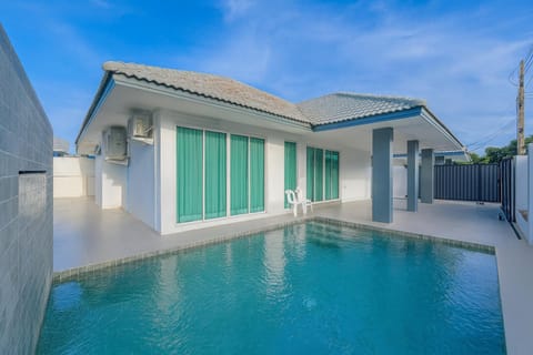 Property building, Day, Pool view, Swimming pool