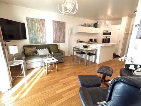 Communal lounge/ TV room, TV and multimedia, Kitchen or kitchenette, Living room, Seating area, Dining area, Evening entertainment, minibar, oven, pet friendly, stove