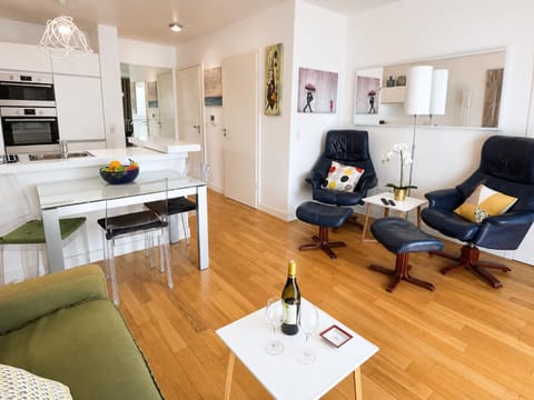 TV and multimedia, Kitchen or kitchenette, Living room, Seating area, Dining area, dishwasher, minibar, oven, pet friendly, stove, toaster