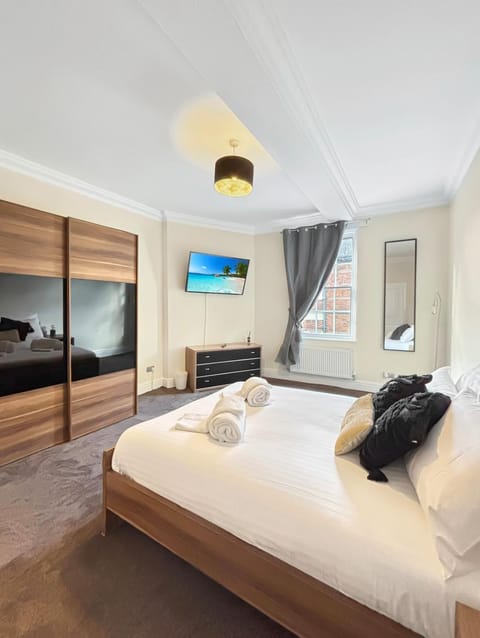 Bed, TV and multimedia, Photo of the whole room, Bedroom, towels