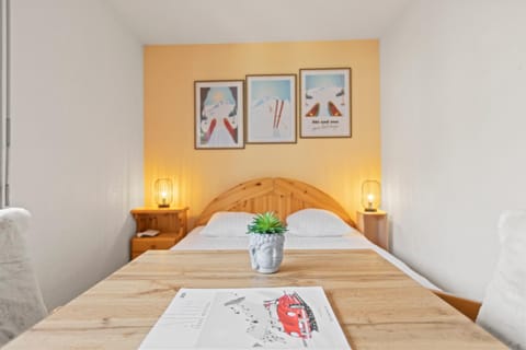 Bed, Photo of the whole room, Dining area, Bedroom, towels