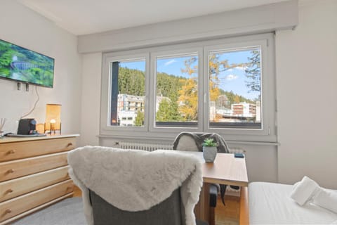 Bed, Natural landscape, TV and multimedia, Coffee/tea facilities, Photo of the whole room, Bedroom, towels