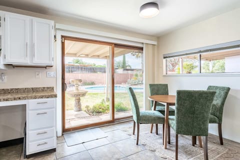 Kitchen or kitchenette, Dining area