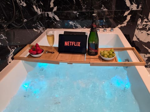 Hot Tub, Food and drinks, Food, Drinks