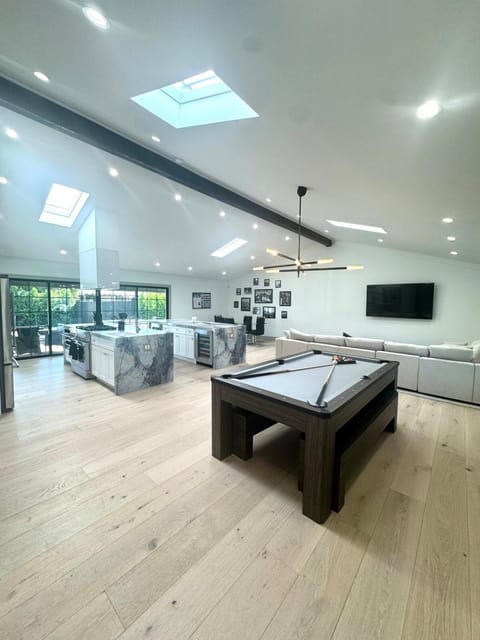 Communal lounge/ TV room, Billiard