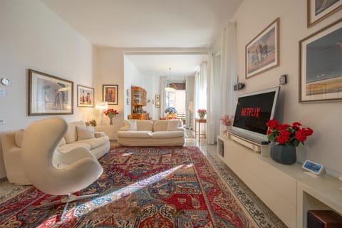 Communal lounge/ TV room, TV and multimedia, Living room, Photo of the whole room, Seating area, Entertainment, internet