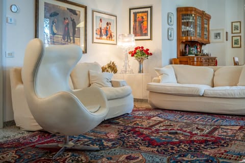 Living room, Seating area, Evening entertainment, internet