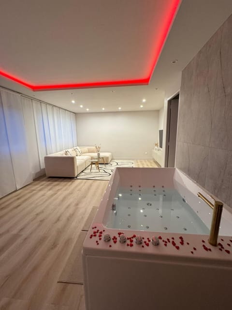 Hot Tub, Photo of the whole room, Bath