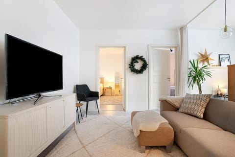 Communal lounge/ TV room, TV and multimedia, Living room, Seating area, Evening entertainment