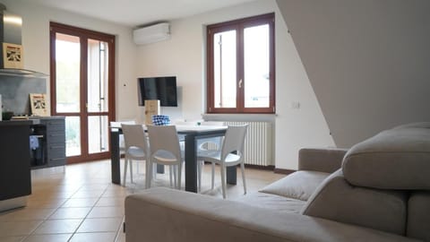 TV and multimedia, Kitchen or kitchenette, Living room, air conditioner