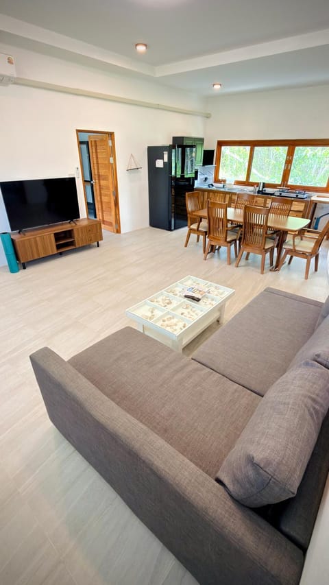 Communal lounge/ TV room, TV and multimedia, Kitchen or kitchenette, Living room, Seating area, Dining area, Evening entertainment