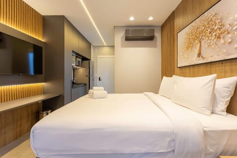 Bed, TV and multimedia, Kitchen or kitchenette, Photo of the whole room, Bedroom, air conditioner