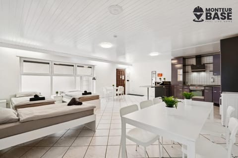 Bed, Kitchen or kitchenette, Living room, Seating area, Dining area, Bedroom, towels, kitchen