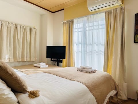 Bed, TV and multimedia, Bedroom