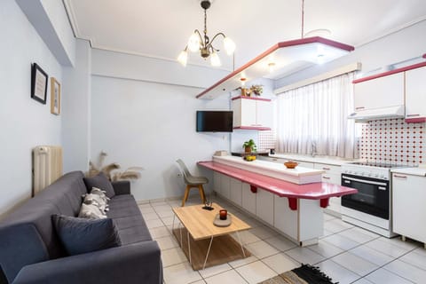TV and multimedia, Kitchen or kitchenette, Living room, Seating area, Dining area, oven, stove