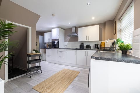 Modern Comfort, Free Parking, Netflix & Disney plus in every Bedroom and Living Room Apartment in Stevenage