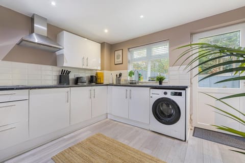 Modern Comfort, Free Parking, Netflix & Disney plus in every Bedroom and Living Room Apartment in Stevenage