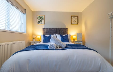 Modern Comfort, Free Parking, Netflix & Disney plus in every Bedroom and Living Room Apartment in Stevenage