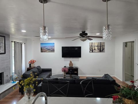 Loue house in edmond, oklahoma by UCO Villa in Edmond