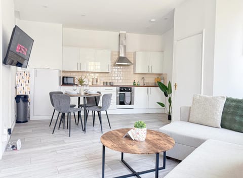 TV and multimedia, Kitchen or kitchenette, Living room, Decorative detail, Seating area, Dining area, flat iron, heating, internet, microwave, oven, storage, stove, toaster