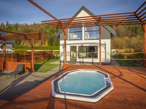 Property building, Garden, Hot Tub, Spa and wellness centre/facilities, Pool view
