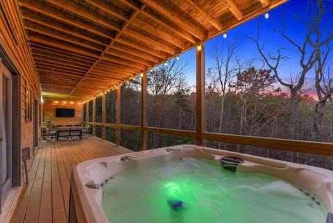 Helen Fun Retreat-Cinema-HotTub-GameCave-Sleeps 14 Villa in Helen