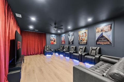 Helen Fun Retreat-Cinema-HotTub-GameCave-Sleeps 14 Villa in Helen