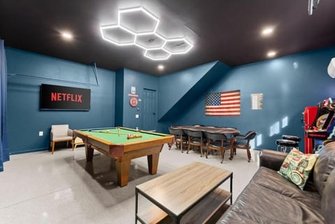 Helen Fun Retreat-Cinema-HotTub-GameCave-Sleeps 14 Villa in Helen