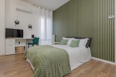 Bed, TV and multimedia, Seating area, air conditioner