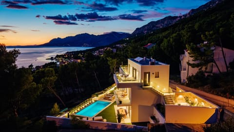 Property building, Nearby landmark, Natural landscape, Mountain view, Pool view, Sea view, Swimming pool, Sunset, sunbed