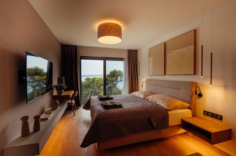 Bed, TV and multimedia, Photo of the whole room, Seating area, Bedroom