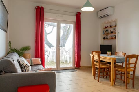 TV and multimedia, Living room, Seating area, Dining area, air conditioner