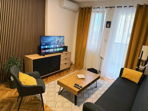 TV and multimedia, Living room, Seating area, Evening entertainment, air conditioner