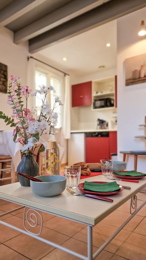 Food and drinks, Dining area, pet friendly, stove