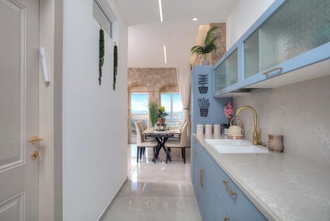 View (from property/room), Balcony/Terrace, Kitchen or kitchenette, Dining area, Mountain view