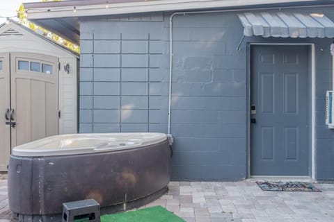 CUTE and COZY studio w jacuzzi House in Azalea Park
