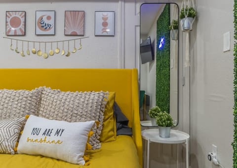 CUTE and COZY studio w jacuzzi House in Azalea Park