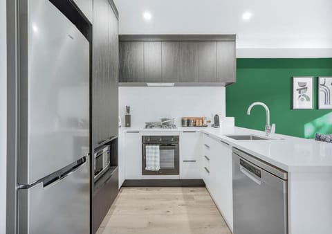 Brand New, King-Bed, Central City -By KOSH Villa in Hamilton